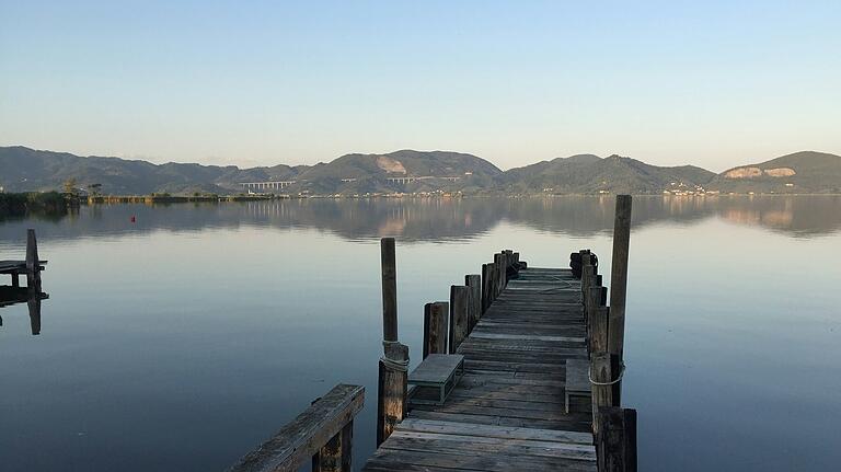 Blick auf den Lago Massaciuccoli, an den das Festspielgelände grenzt. Blick auf den Lago Massaciuccoli, an den das Festspielgelände grenzt.