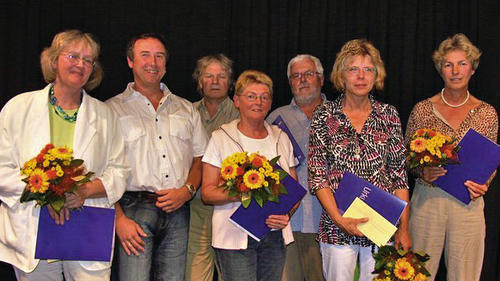 Eine Ehrenurkunde des Verbands der Volkshochschulen erhielten die bewährten Kursleiter (von links) Bärbel Fauser, Harald Weber, Armin Meisner-Then, Brigitte Reinelt, Manfred Schmidt, Klaudia Alcarcari und Cornelia Schneider-Hahn.
