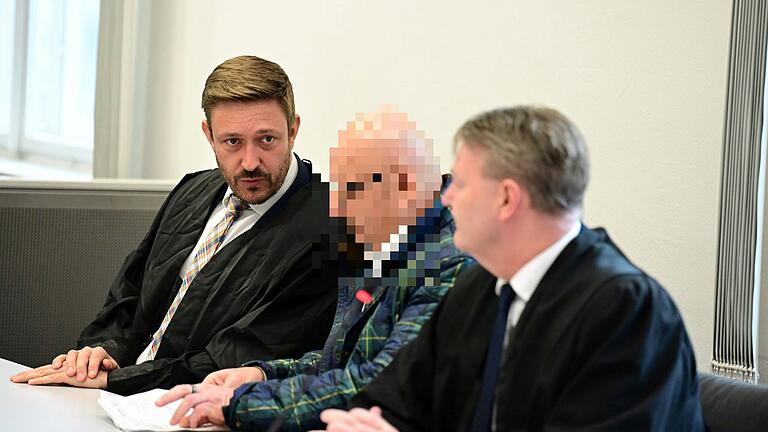 Für seinen Auftritt als 'falscher Polizist' musste sich ein 52-Jähriger vor Gericht verantworten. Seine Verteidiger Maximilian Glabasnia (links) und Jürgen Dammeyer rieten ihm zu einem Geständnis. Für seinen Auftritt als 'falscher Polizist' musste sich ein 52-Jähriger vor Gericht verantworten. Seine Verteidiger Maximilian Glabasnia (links) und Jürgen Dammeyer rieten ihm zu einem Geständnis.