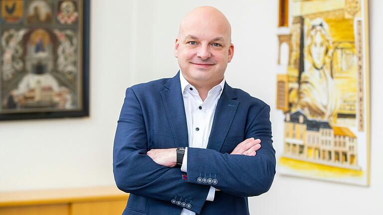 Michael Kastl, Münnerstadts Bürgermeister,&nbsp;sieht die zunehmende finanzielle Belastung kritisch und ist kein Fan von immer neuen Schulden.
