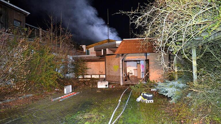 Feuer im Tenniscenter am Stein - Am späten Sonntagabend brach ein Feuer im ehemaligen Tenniscenter am Stein aus. Dort war es in der Vergangenheit wiederholt zu Brandstiftungen gekommen. Feuer im Tenniscenter am Stein - Am späten Sonntagabend brach ein Feuer im ehemaligen Tenniscenter am Stein aus. Dort war es in der Vergangenheit wiederholt zu Brandstiftungen gekommen.