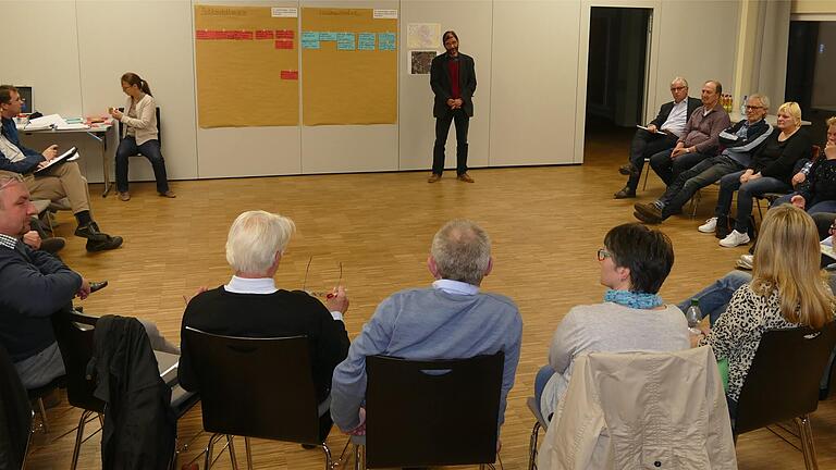 Bürgerbeteiligung in Kitzingen: Ein Workshop mit Stuhlkreis (Archivbild von 2019) scheint in der Pandemie unmöglich. Deshalb setzen Oberbürgermeister und Stadtrat beim Innenstadt-Konzept auf digitale Beteiligungsformen. Bürgerbeteiligung in Kitzingen: Ein Workshop mit Stuhlkreis (Archivbild von 2019) scheint in der Pandemie unmöglich. Deshalb setzen Oberbürgermeister und Stadtrat beim Innenstadt-Konzept auf digitale Beteiligungsformen.