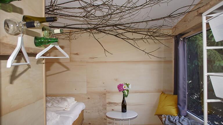 In liebevoller Kleinarbeit fertigte Katharina Finster originelle Garderoben wie hier aus alten Weinflaschen. Vom Bett links blicken die Gäste der Stelzenhäuser durch ein Panorama-Fenster in die Tannen vor dem Haus. In liebevoller Kleinarbeit fertigte Katharina Finster originelle Garderoben wie hier aus alten Weinflaschen. Vom Bett links blicken die Gäste der Stelzenhäuser durch ein Panorama-Fenster in die Tannen vor dem Haus.