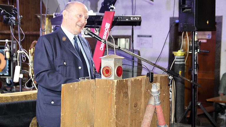 Der Ehrenvorsitzende der Escherndorfer Jubelwehr Herbert Römmelt blickte beim Festkommers auf 150 Jahre Feuerwehrgeschichte zurück. Der Ehrenvorsitzende der Escherndorfer Jubelwehr Herbert Römmelt blickte beim Festkommers auf 150 Jahre Feuerwehrgeschichte zurück.