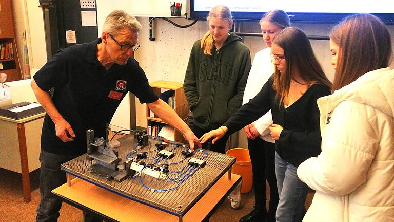 Schülerinnen beim Vortrag der Gersfelder Metallwaren.