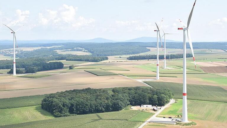 Traum-Panorama: Ein herrlicher Rundumblick bis zu den Gleichbergen bietet sich vom Windrad-Plateau aus.