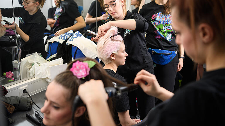 Perfektes Styling ist wichtig. Friseurin Claudia Brandt kümmert sich darum, dass die Haare bei den jungen Frauen sitzen. Und natürlich beim Auftritt nicht stören. Perfektes Styling ist wichtig. Friseurin Claudia Brandt kümmert sich darum, dass die Haare bei den jungen Frauen sitzen. Und natürlich beim Auftritt nicht stören.