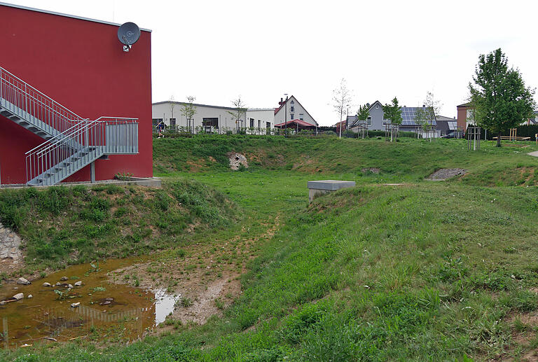 Für die neue Grundschule in der Schulstraße wird ein Regenrückhaltebecken gebaut. Dieses Rückhaltebecken am Kulturzentrum könnte aufgelöst und der Platz anderweitig genutzt werden. Ein Trennsystem für das Abwasser und Regenwasser im gesamten Ort ist das langfristige Ziel der Gemeinde Unterpleichfeld Für die neue Grundschule in der Schulstraße wird ein Regenrückhaltebecken gebaut. Dieses Rückhaltebecken am Kulturzentrum könnte aufgelöst und der Platz anderweitig genutzt werden. Ein Trennsystem für das Abwasser und Regenwasser im gesamten Ort ist das langfristige Ziel der Gemeinde Unterpleichfeld