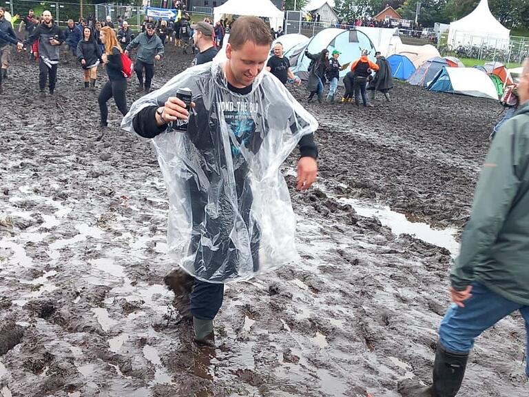  Physiker Thomas Schell aus Geiselwind fühlt sich im Schlamm von Wacken ganz wohl. Physiker Thomas Schell aus Geiselwind fühlt sich im Schlamm von Wacken ganz wohl.
