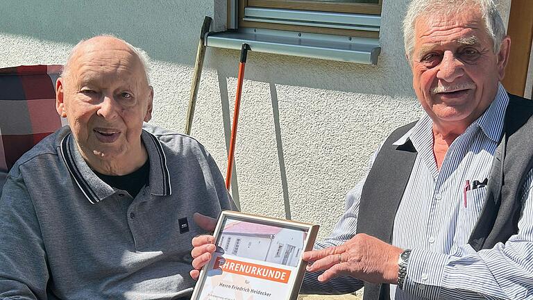 Altbürgermeister Bernhard Brückner (rechts) überreicht Altbürgermeister Friedrich Heidecker die Ehrenurkunde des Fördervereins ehemalige Synagoge Obernbreit mit Ernennung zum Ehrenvorsitzenden und Ehrenmitglied anlässlich von Heideckers 90. Geburtstag. Altbürgermeister Bernhard Brückner (rechts) überreicht Altbürgermeister Friedrich Heidecker die Ehrenurkunde des Fördervereins ehemalige Synagoge Obernbreit mit Ernennung zum Ehrenvorsitzenden und Ehrenmitglied anlässlich von Heideckers 90. Geburtstag.
