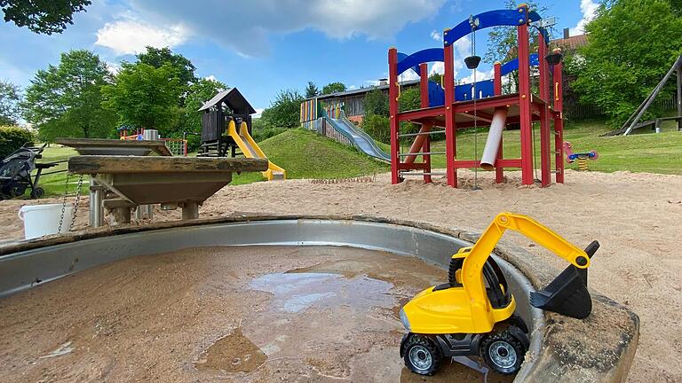 Der Spielplatz in der Obersinner Sonnenstraße lockt mit mehreren Klettertürmen und einer Wasserstraße.