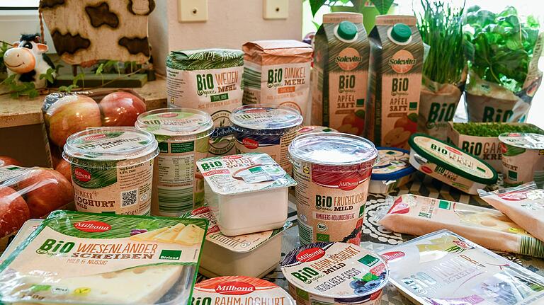 Premium-Bio beim Discounter? 'Am Anfang war Lidl Feindbild' - Seit Januar bietet Lidl ein Viertel seines BioOrganic-Sortiments in 'Bioland'-Qualität an. In einem ersten Schritt sind das Milch, Molkereiprodukte, Äpfel und Gartenkräuter. Premium-Bio beim Discounter? 'Am Anfang war Lidl Feindbild' - Seit Januar bietet Lidl ein Viertel seines BioOrganic-Sortiments in 'Bioland'-Qualität an. In einem ersten Schritt sind das Milch, Molkereiprodukte, Äpfel und Gartenkräuter.