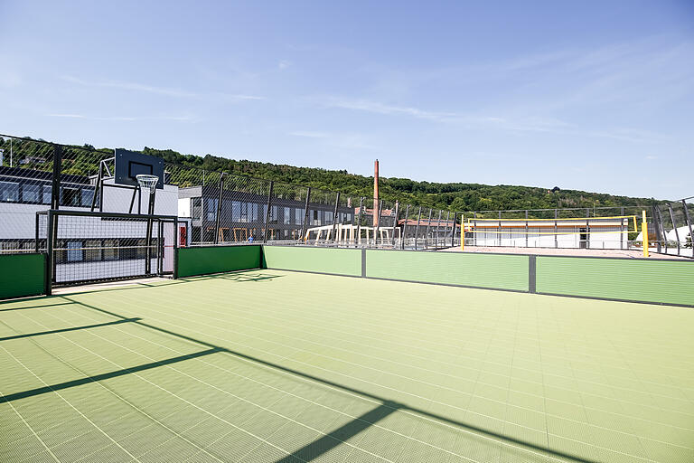 Sportplatz auf Parkhaus: Auch ein Fußballfeld gibt es. Sportplatz auf Parkhaus: Auch ein Fußballfeld gibt es.