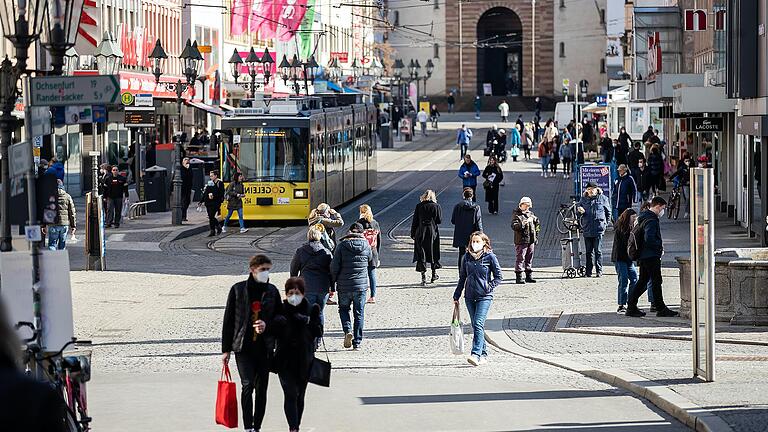 Am Samstag, den 6.März, genossen viele Menschen die frühlingshaften Temperaturen in der Würzburger Innenstadt. Ab Montag dürfen die Geschäfte in Würzburg nun wieder öffnen. Am Samstag, den 6.März, genossen viele Menschen die frühlingshaften Temperaturen in der Würzburger Innenstadt. Ab Montag dürfen die Geschäfte in Würzburg nun wieder öffnen.