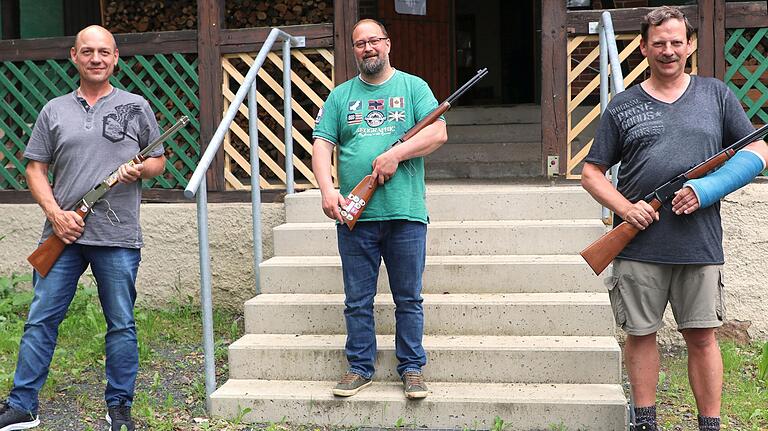 Bei der Bezirksmeisterschaft mit dem Unterhebelgewehr C erreichte die Eberner Mannschaft mit 91 Treffern hinter dem SSV Nüdlingen Platz zwei: (von links) Martin Scheler, Carsten Präger und Einzelsieger Helmut Stubenrauch mit gebrochenem Unterarm. Bei der Bezirksmeisterschaft mit dem Unterhebelgewehr C erreichte die Eberner Mannschaft mit 91 Treffern hinter dem SSV Nüdlingen Platz zwei: (von links) Martin Scheler, Carsten Präger und Einzelsieger Helmut Stubenrauch mit gebrochenem Unterarm.