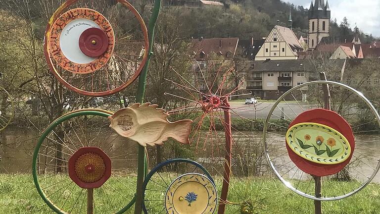 Bunte Blumen aus Blech: Die sogenannten Lucky Wheels stehen an der Huttenschloss-Kreuzung und an der Mainlände in Gemünden. Bunte Blumen aus Blech: Die sogenannten Lucky Wheels stehen an der Huttenschloss-Kreuzung und an der Mainlände in Gemünden.