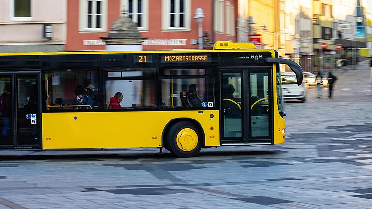 Schon jetzt ist der Roßmarkt ein Flickenteppich. Der Belag hält den Belastungen nicht stand, muss ständig ausgebessert werden. Kommen Elektrobusse, die schwerer sind, wird das Problem eher größer.