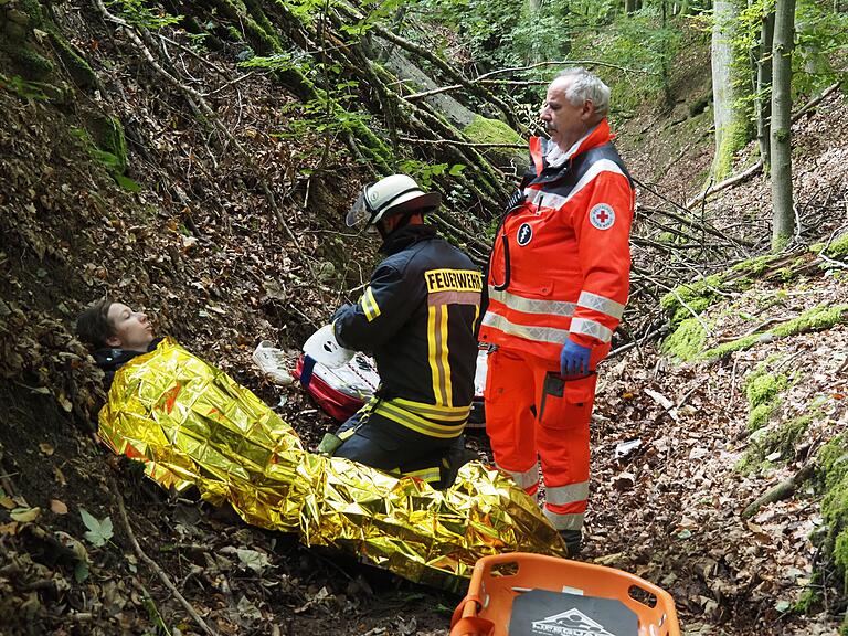 Im Waldgraben wurde eine Verletzte versorgt, gespielt von Jacqueline Hand. Vater Uwe ist sowohl BRK-Kreisbereitschaftsleiter als auch Chef der Schonunger Bereitschaft. Im Waldgraben wurde eine Verletzte versorgt, gespielt von Jacqueline Hand. Vater Uwe ist sowohl BRK-Kreisbereitschaftsleiter als auch Chef der Schonunger Bereitschaft.