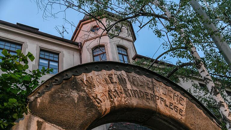 Die Wickenmayersche katholische Kinderpflege in Würzburg wurde bis 1996 von den Erlöserschwestern betrieben. Heute ist dort eine Einrichtung der Diakonie untergebracht. Die Wickenmayersche katholische Kinderpflege in Würzburg wurde bis 1996 von den Erlöserschwestern betrieben. Heute ist dort eine Einrichtung der Diakonie untergebracht.