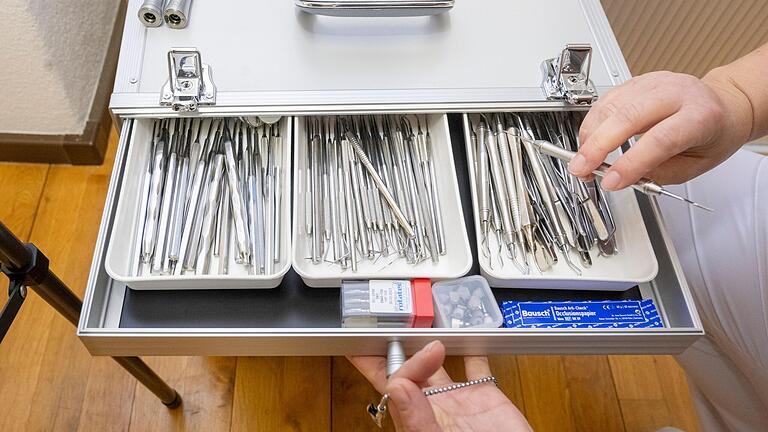 In der mobilen Zahnarzteinheit finden Zahnarzt Franz-Josef Schubert und seine Assistentin verschiedene Dentalgeräte, mit deren Hilfe auch außerhalb der Praxis Patienten behandelt werden können. In der mobilen Zahnarzteinheit finden Zahnarzt Franz-Josef Schubert und seine Assistentin verschiedene Dentalgeräte, mit deren Hilfe auch außerhalb der Praxis Patienten behandelt werden können.