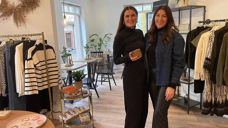Mode, Accessoires und Kaffee gibt es in dem neueröffneten Laden 'LONA. Concept and Coffee' in der Karlstadter Maingasse 4. Im Bild Helene Höppner (links) und Olga Fromm. Mode, Accessoires und Kaffee gibt es in dem neueröffneten Laden 'LONA. Concept and Coffee' in der Karlstadter Maingasse 4. Im Bild Helene Höppner (links) und Olga Fromm.