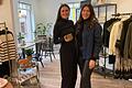Mode, Accessoires und Kaffee gibt es in dem neueröffneten Laden 'LONA. Concept and Coffee' in der Karlstadter Maingasse 4. Im Bild Helene Höppner (links) und Olga Fromm.