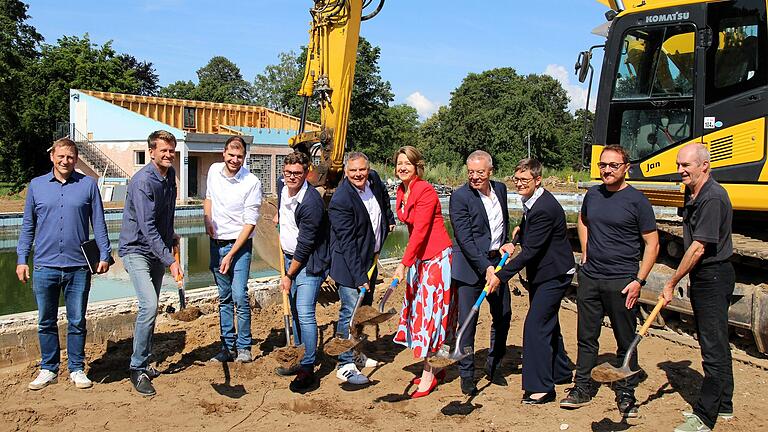 Offizieller Spatenstich für das neue Volkacher Freibad mit der Bundestagsabgeordneten Anja Weisgerber (Fünfte von rechts), Claus Kiesel von der Regierung von Unterfranken (Vierter von rechts), Bauamtsleiter André Brezina (links) und Bürgermeister Heiko Bäuerlein (Fünfter von links). Offizieller Spatenstich für das neue Volkacher Freibad mit der Bundestagsabgeordneten Anja Weisgerber (Fünfte von rechts), Claus Kiesel von der Regierung von Unterfranken (Vierter von rechts), Bauamtsleiter André Brezina (links) und Bürgermeister Heiko Bäuerlein (Fünfter von links).