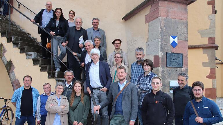 In Gruppen aufgeteilt unternahmen die Teilnehmer der Fachtagung Hausforschung Exkursionen zu bedeutenden Gebäuden in Karlstadt. In Gruppen aufgeteilt unternahmen die Teilnehmer der Fachtagung Hausforschung Exkursionen zu bedeutenden Gebäuden in Karlstadt.