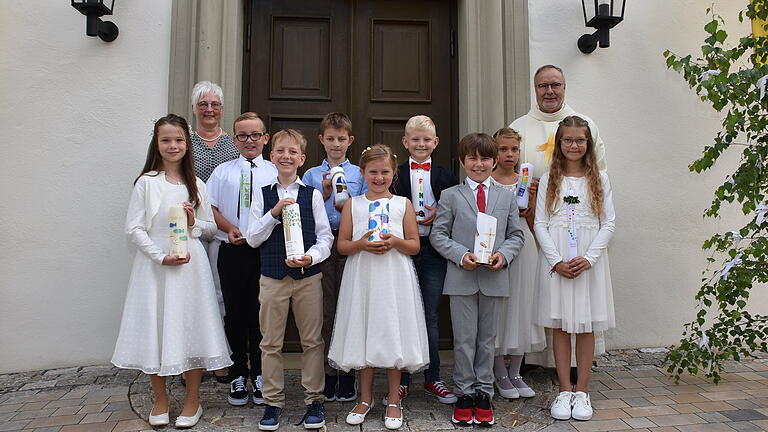 Die Kommunionkinder vor der Kirche St. Peter und Paul in Obersfeld. Die Kommunionkinder vor der Kirche St. Peter und Paul in Obersfeld.