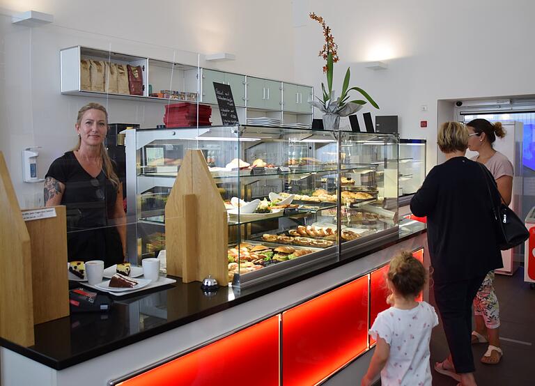 Die neue Leitung des Café Balthasar im Schloss Werneck hat Annette Witas (links) übernommen.