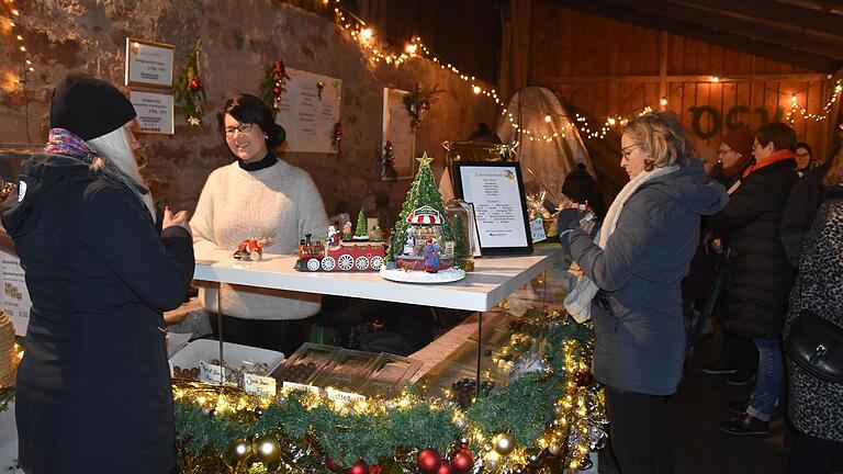 Dem Neuhüttener Weihnachtsmarkt kann kein schlechtes Wetter etwas anhaben – er ist stets ein Publikumsmagnet. Dem Neuhüttener Weihnachtsmarkt kann kein schlechtes Wetter etwas anhaben – er ist stets ein Publikumsmagnet. 