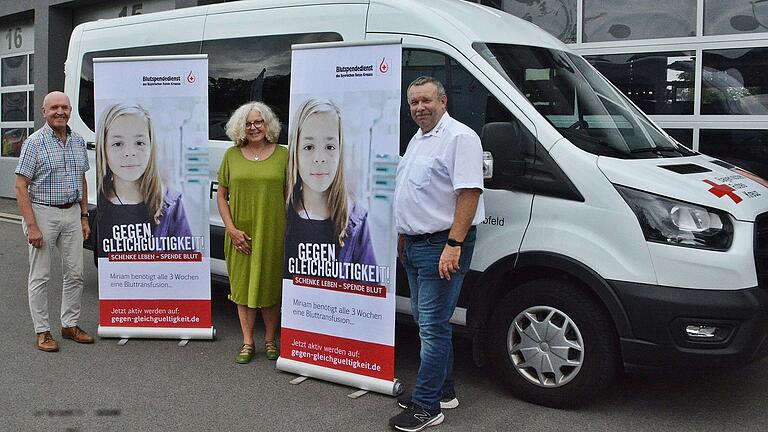 Zufrieden mit der Entscheidung in Sachen Höchstaltersgrenze sind (von links) Landrat Thomas Habermann, BRK Kreisvorsitzender, Petra Fuchs (Leiterin Sozialarbeit) und BRK Kreisgeschäftsführer Ralf Baumeister
