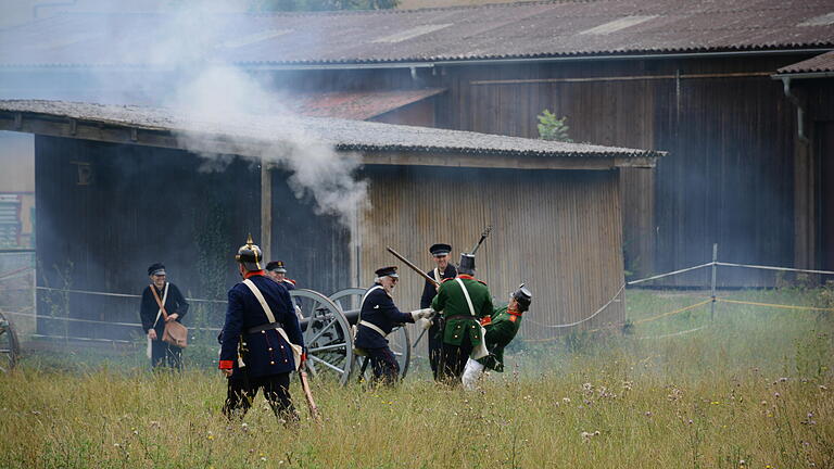 Hinter dem Schloss waren ein bayerisches und ein preußisches Heerlager aufgebaut. Von dort zogen die „Soldaten“ auf eine Wiese am Aalbach, wo sie beeindruckend mit echtem Pulver ein Gefecht zwischen den beiden Kriegsgegnern nachstellten.
