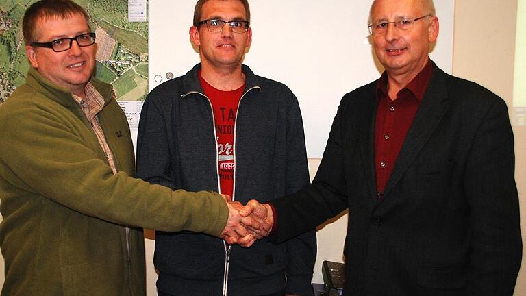 Die Siebener von Trennfeld freuen sich über zwei neue Kollegen: den 32-jährigen Industriemechaniker  Matthias Hörning (Mitte) und den 49-jährigen Elektrotechniker Klaus Müller (links). Sie wurden in der Gemeinderatssitzung von Bürgermeister Norbert Endres vereidigt und anschließend vom Gemeinderat einstimmig bestätigt.