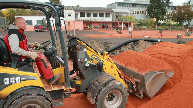 Die Tennisplätze des Karlstadter Tennisclubs werden erneuert. Auf eine Schicht von Lavaschotter wird Backsteinmehl aufgetragen. Die Tennisplätze des Karlstadter Tennisclubs werden erneuert. Auf eine Schicht von Lavaschotter wird Backsteinmehl aufgetragen. 