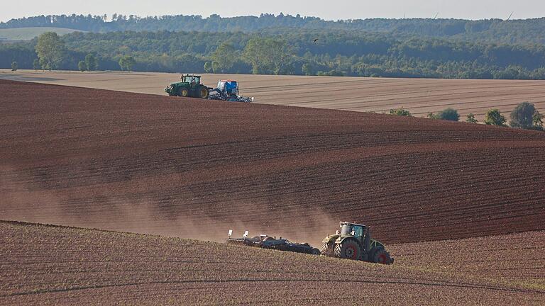 Mit Dieselfahrzeugen auf dem Acker: Ohne Subventionen wäre Landwirtschaft nach dem derzeitigen Modell in Deutschland nicht möglich.