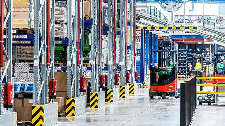 150 000 unterschiedliche Artikel werden vom neuen Logistikzentrum der BayWa in Röthlein aus versandt. 150 000 unterschiedliche Artikel werden vom neuen Logistikzentrum der BayWa in Röthlein aus versandt.