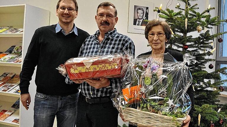 Irene Merz und Wolfgang Krause wurden am Mittwoch von Bürgermeister Wolfram Thein in den Ruhestand verabschiedet. Wolfgang Krause beging gleichzeitig ein Dienstjubiläum: 40 Jahre lang war er im Maroldsweisacher Rathaus tätig. Irene Merz und Wolfgang Krause wurden am Mittwoch von Bürgermeister Wolfram Thein in den Ruhestand verabschiedet. Wolfgang Krause beging gleichzeitig ein Dienstjubiläum: 40 Jahre lang war er im Maroldsweisacher Rathaus tätig.