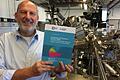 Prof. Dr. Ralph Claessen, Inhaber des Lehrstuhls für Experimentelle Physik IV an der Universität Würzburg, ist Sprecher des Exzellenzclusters zu Quantenmaterialien - im Verbund mit der TU Dresden. In der Hand hält er den erfolgreichen Antrag.