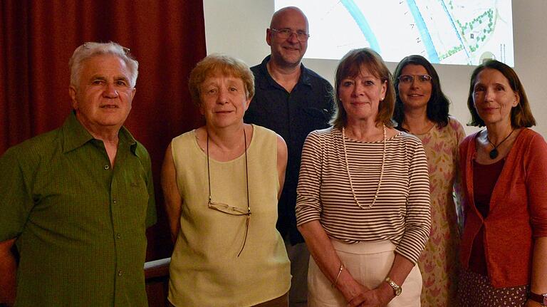 Zufireden mit dem Bürgerdialog im Pfarrheim waren (von links) Elmar Erhard (Vorsitzender LAMA), Gerda Hartner (Stellvertretende Vorsitzende Bund Naturschutz Volkach), Mario Pierl (Grüne Volkach), Birgit Rottmann-Barth (Vorsitzende LAMA), Andrea Rauch und Doris Geiger (Sprecherinnen Grüne Volkach). Zufireden mit dem Bürgerdialog im Pfarrheim waren (von links) Elmar Erhard (Vorsitzender LAMA), Gerda Hartner (Stellvertretende Vorsitzende Bund Naturschutz Volkach), Mario Pierl (Grüne Volkach), Birgit Rottmann-Barth (Vorsitzende LAMA), Andrea Rauch und Doris Geiger (Sprecherinnen Grüne Volkach).