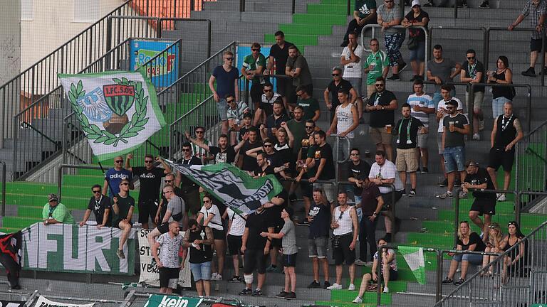 Auf den Schweinfurter Anhang freuen sie sich beim TSV Lohr, wenn der Regionalligist im August zum Pokalspiel kommt. Das Bild entstand beim jüngsten Auswärtsspiel in Fürth. Auf den Schweinfurter Anhang freuen sie sich beim TSV Lohr, wenn der Regionalligist im August zum Pokalspiel kommt. Das Bild entstand beim jüngsten Auswärtsspiel in Fürth.