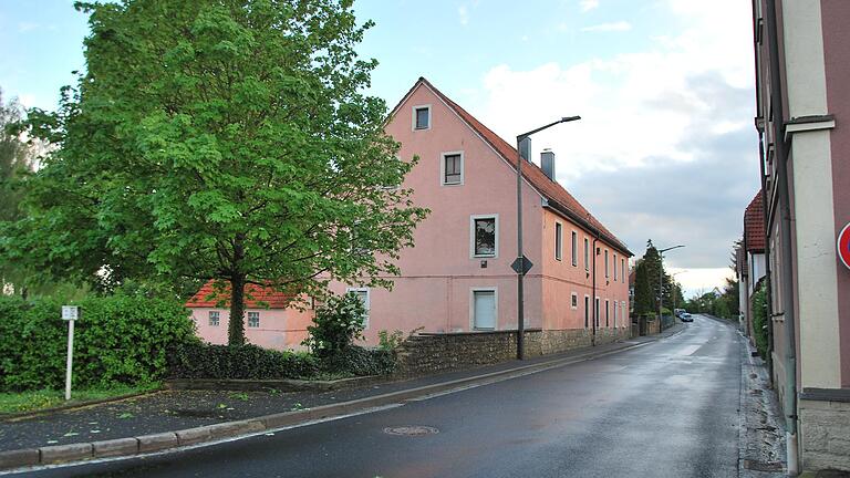 Die Gaststätte "Eisenbahn" soll dem neuen Kindergarten weichen. Die Gaststätte "Eisenbahn" soll dem neuen Kindergarten weichen.