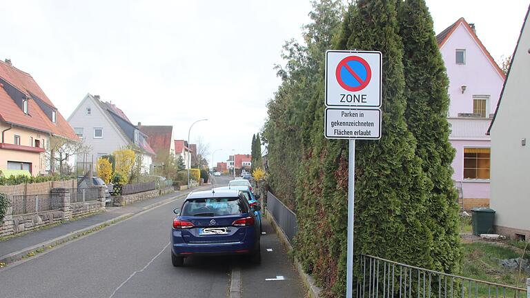 In manchen Straßen der Alten Karlstadter Siedlung ist das Parken auf dem Gehsteig nun ausdrücklich erlaubt. In anderen gilt seit Februar ein Halteverbot. In manchen Straßen der Alten Karlstadter Siedlung ist das Parken auf dem Gehsteig nun ausdrücklich erlaubt. In anderen gilt seit Februar ein Halteverbot.