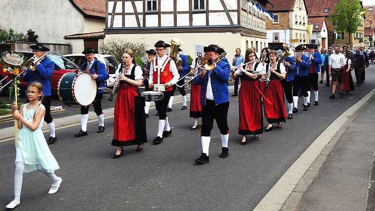 Den Festzug am Sonntag führten beim Bläsertreffen und der 75-Jahr-Feier der Sportfreunde Waldsachsen die 'Musikfreunde Waldsachsen' an.