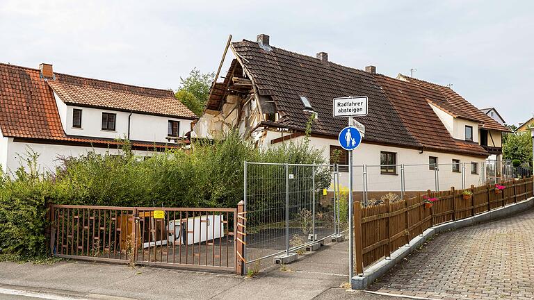 Von der Baustelle gehe keine Gefahr aus: 'Der Bauzaun ist fachgerecht aufgestellt', so das Urteil seitens der Bauaufsicht des Landratsamtes Rhön-Grabfeld. Von der Baustelle gehe keine Gefahr aus: 'Der Bauzaun ist fachgerecht aufgestellt', so das Urteil seitens der Bauaufsicht des Landratsamtes Rhön-Grabfeld.