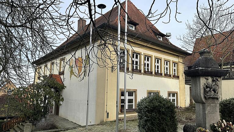 Noch ist im Rathaus von Frankenwinheim der aktuelle Haushalt nicht beschlossen worden. Bürgermeister Herbert Fröhlich ist dennoch optimistisch, die wichtigsten Projekte für 2025 stemmen zu können. Noch ist im Rathaus von Frankenwinheim der aktuelle Haushalt nicht beschlossen worden. Bürgermeister Herbert Fröhlich ist dennoch optimistisch, die wichtigsten Projekte für 2025 stemmen zu können.
