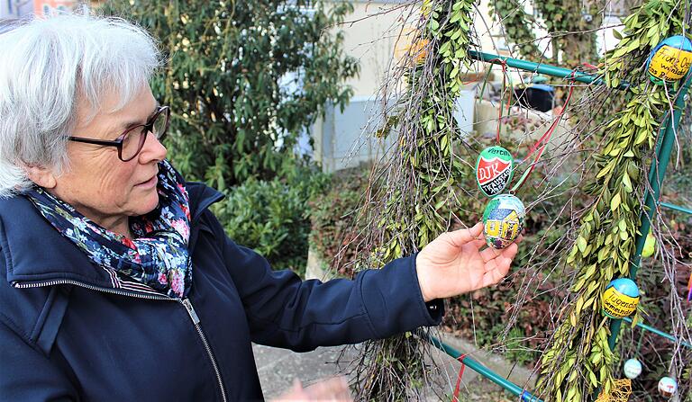 Feine Arbeiten: Gerda Braun hat auf einige der Eier lokale Motive gemalt, wie etwa die Kirchen der Pfarreiengemeinschaft oder die Embleme von Vereinen. Feine Arbeiten: Gerda Braun hat auf einige der Eier lokale Motive gemalt, wie etwa die Kirchen der Pfarreiengemeinschaft oder die Embleme von Vereinen.
