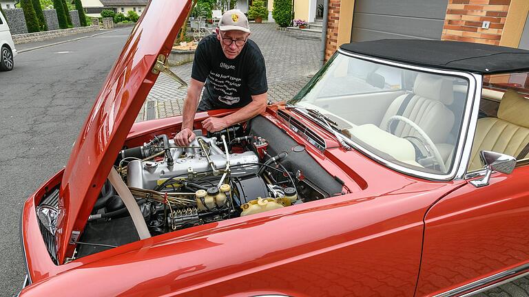 Das Tüfteln und das Werkeln sind die große Leidenschaft des gelernten Kfz Mechanikers. Egon Rudloff kennt jedes Teil seiner Autos genaustens. Das Tüfteln und das Werkeln sind die große Leidenschaft des gelernten Kfz Mechanikers. Egon Rudloff kennt jedes Teil seiner Autos genaustens.