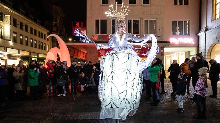 Am Samstagabend ist in Würzburg wieder 'Lichterglanz': Wie hier im vergangenen Jahr mit Walking-Acts, stimmungsvollen Illuminationen, Feuershow und langen Öffnungszeiten vieler Geschäfte.&nbsp;