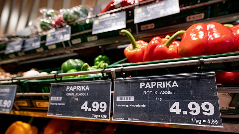 Supermarktregal       -  Verbraucherschützer fordern mehr Klarheit bei Lebensmittelpreisen. (Archivbild)